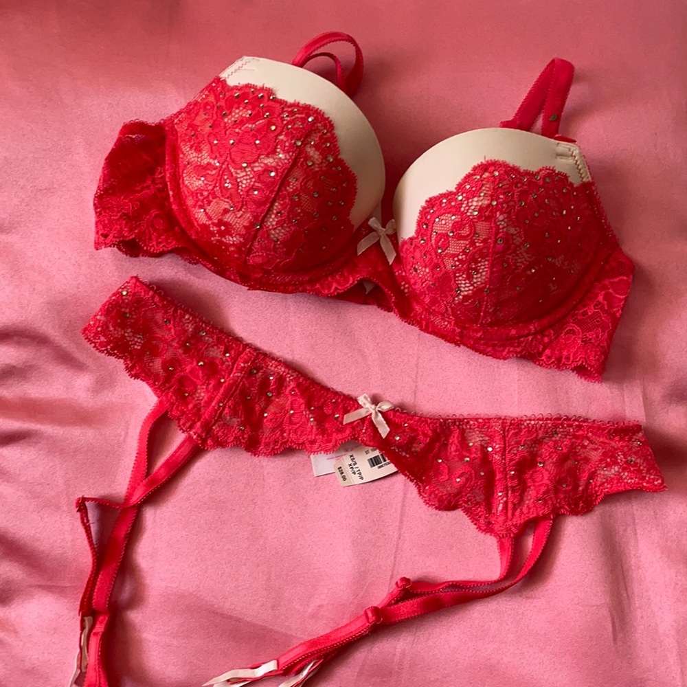Victoria’s Secret Dream Angels Embellished 34B & Garter SET
